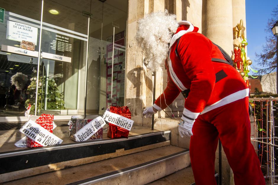 Cadeaux de Noël revendicatifs pour Macron-Dardenne - Nogent-sur-Oise, 24 décembre 2019