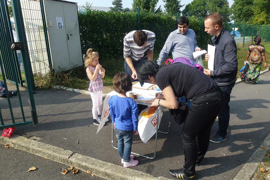 20 septembre, Beauvais - Rassemblement des familles en colère contre la hausse des tarifs de la cantine scolaire