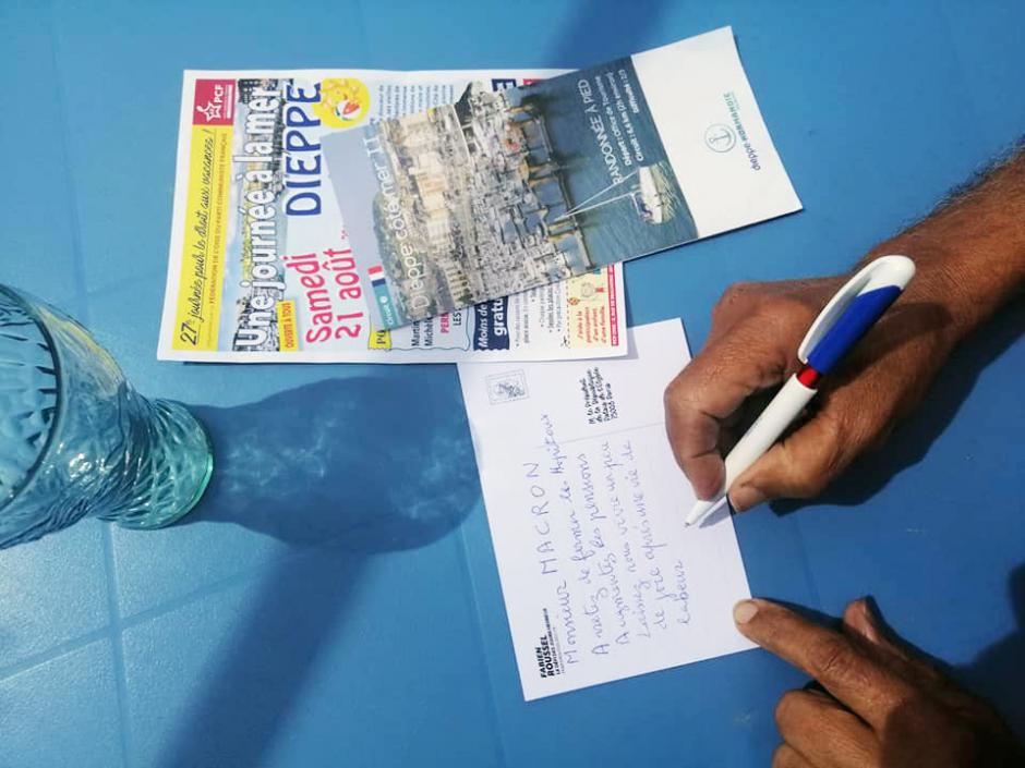 Les vacancier·ère·s d'un jour envoient des cartes postales à Macron - Dieppe, 21 août 2021